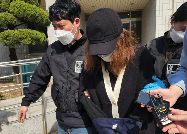 생활고를 이유로 초등학생 아들 2명을 살해한 혐의를 받는 A씨가 지난달 9일 서울남부지법에서 열린 영장실질검사가 끝난 뒤 나오고 있다. 연합뉴스