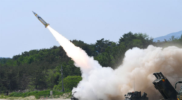 북한 도발에 대응해 주한미군이 에이태큼스 미사일을 발사하고 있다. [사진 제공 = 합참]