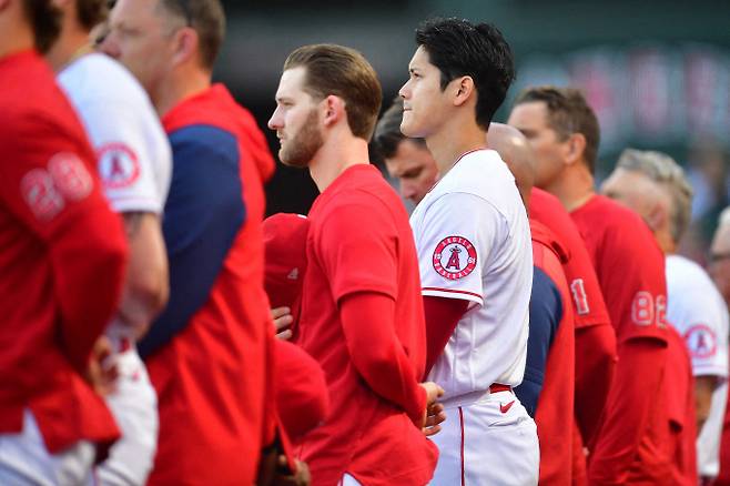 25일(한국시각) 텍사스 총기난사 사건에 MLB 선수들이 묵념하며 희생자를 애도했다. 사진은 이날 LA에인절스 선수들이 묵념하는 모습. /사진=로이터