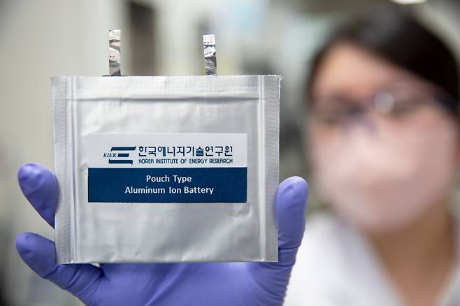 연구팀이 개발한 초고속 충전 가능한 알루미늄 이온 배터리 파우치 셀을 들고 있는 모습. [한국에너지기술연구원 제공]