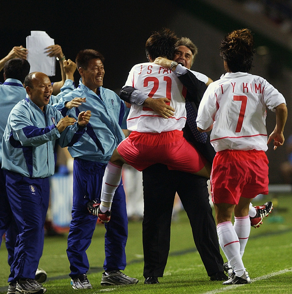 박지성이 2002 한일월드컵 포르투갈전서 결승골을 넣은 뒤 히딩크 감독에 달려가 안긴 모습. [게티이미지]