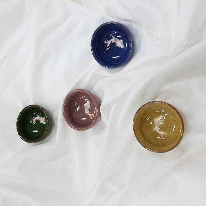 장인경 전 마리텔레콤 사장이 디지털투데이 창간 15주년 NFT 경매에 참여하기 위해 기증한 잉어 문양이 새겨진 술잔 4개 (사진제공=디지털투데이) *재판매 및 DB 금지