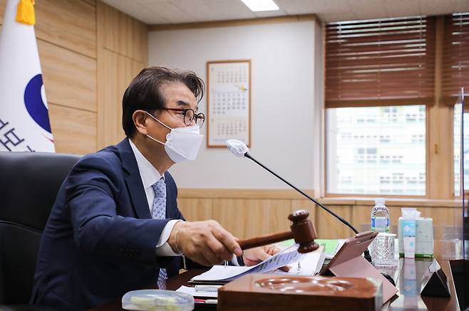 윤종인 개인정보보호위원장이 25일 서울 종로구 세종대로 정부서울청사에서 열린 제9회 전체회의에서 의사진행을 하고 있다. [사진=개인정보보호위원회] *재판매 및 DB 금지