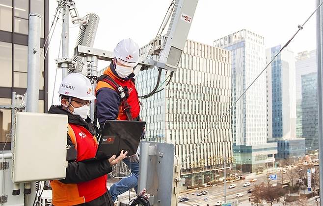 [서울=뉴시스] SK텔레콤이 5G 기지국을 점검하고 있는 모습. (사진=SK텔레콤 제공) 2022.5.25 *재판매 및 DB 금지