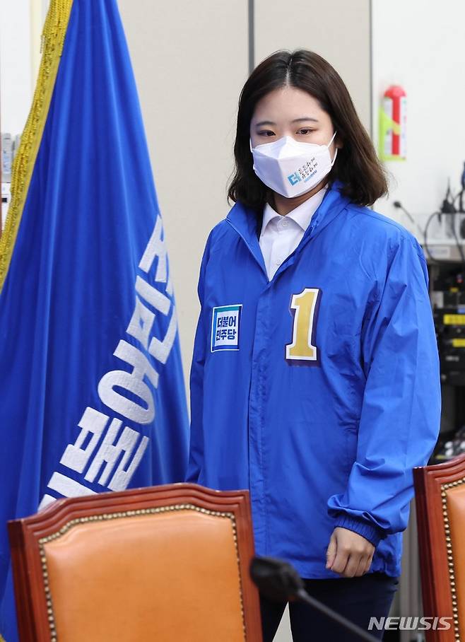 [서울=뉴시스] 전진환 기자 = 박지현 더불어민주당 상임선대위원장(공동비대위원장)이 25일 국회에서 열린 더불어민주당 국정균형과 민생안정을 위한 선대위 합동회의에 참석하고 있다. (공동취재사진) 2022.05.25. photo@newsis.com