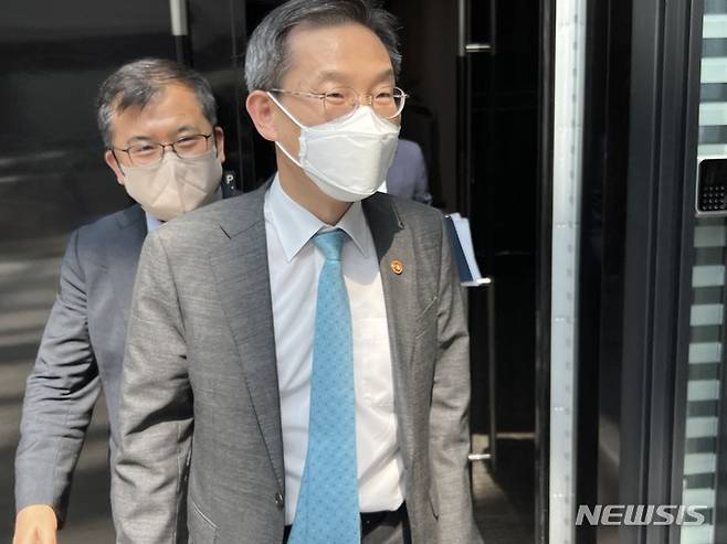 【서울=뉴시스】 이종호 과기정통부 장관은 25일 코엑스에서 온라인동영상서비스(OTT) 업계와 비공개 간담회를 가졌다.