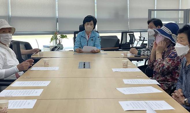 [완주=뉴시스] 전북 완주군 여성단체 고문단이 25일 완주군청에서 기자회견을 하고 있다. photo@newsis.com *재판매 및 DB 금지