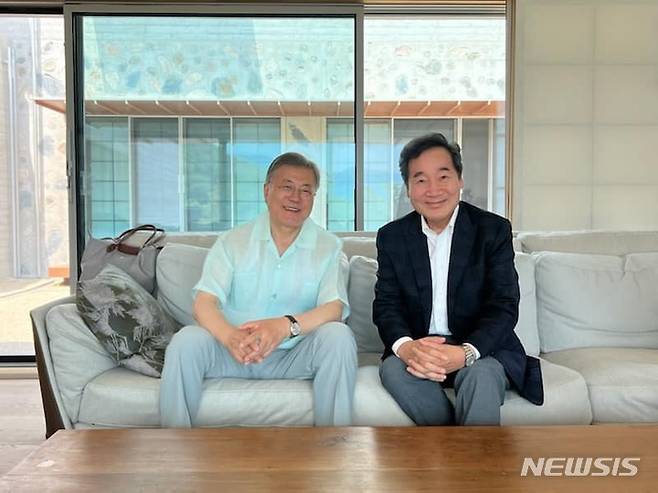 [서울=뉴시스]문재인 전 대통령(왼쪽)과 이낙연 전 더불어민주당 당대표. (사진 = 이낙연 전 대표 페이스북) 2022.05.25.