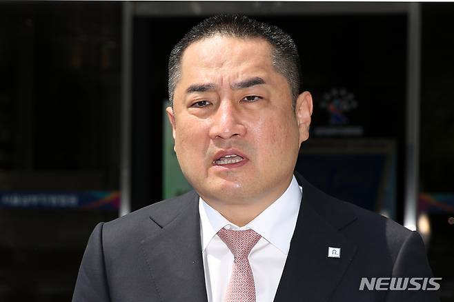 [서울=뉴시스] 조성우 기자 = 강용석 무소속 경기도지사 후보가 25일 오후 서울 양천구 서울남부지방법원에서 열린 김은혜 국민의힘, 김동연 더불어민주당 경기도지사 후보 양자토론 방송금지 가처분 신청 선고에 출석하며 입장을 밝히고 있다. 2022.05.25. xconfind@newsis.com