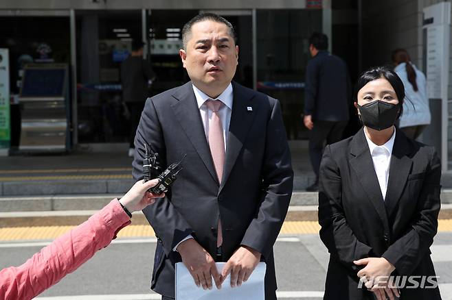 [서울=뉴시스] 조성우 기자 = 강용석 무소속 경기도지사 후보가 25일 오후 서울 양천구 서울남부지방법원에서 열린 김은혜 국민의힘, 김동연 더불어민주당 경기도지사 후보 양자토론 방송금지 가처분 신청 선고에 출석하며 입장을 밝히고 있다. 2022.05.25. xconfind@newsis.com