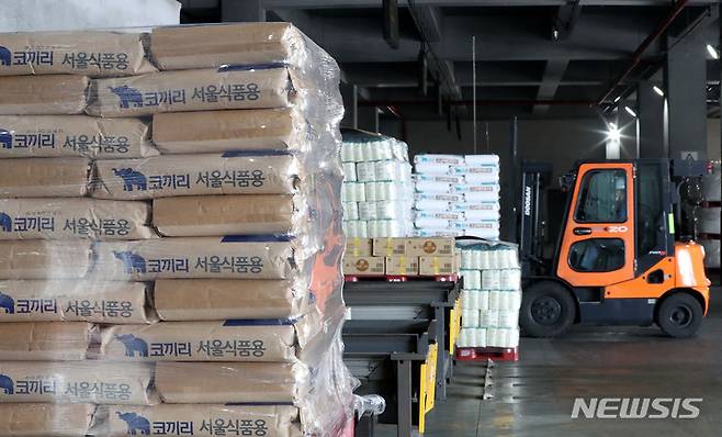 [인천=뉴시스] 백동현 기자 = 밀가루 수급 문제가 계속되는 가운데 23일 오후 인천 중구 대한제분 인천공장에서 밀가루 상차 작업이 한창이다. 2022.05.23. livertrent@newsis.com