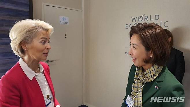 [스위스=뉴시스]나경원 전 의원이 대통령 특사 자격으로 스위스 다보스에서 개최되는 세계경제포럼 연차총회(다보스 포럼)에 참석했다. (사진=외교부 제공) photo@newsis.com 2022.05.25