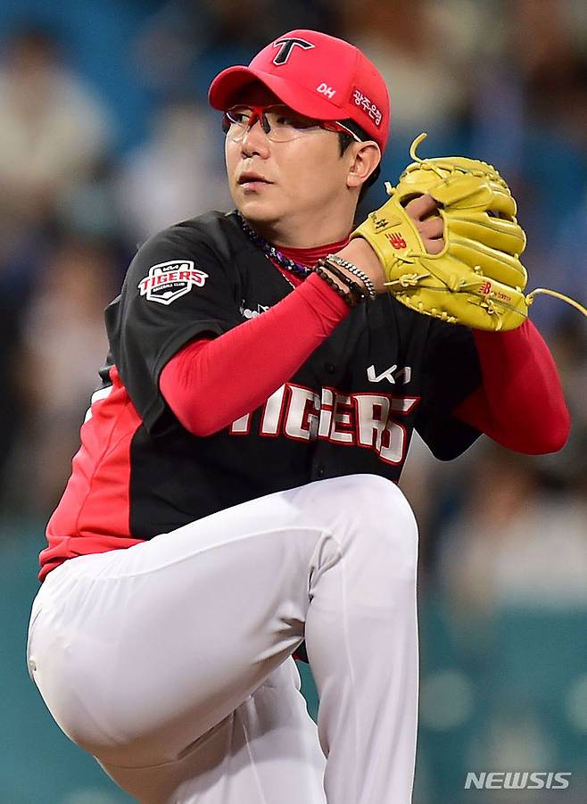 [대구=뉴시스] 이무열 기자 = 25일 오후 대구 수성구 삼성라이온즈파크에서 열린 2022 신한은행 SOL KBO리그 KIA 타이거즈와 삼성 라이온즈의 경기, 6회말 KIA 선발투수 양현종이 역투하고 있다. 2022.05.25. lmy@newsis.com