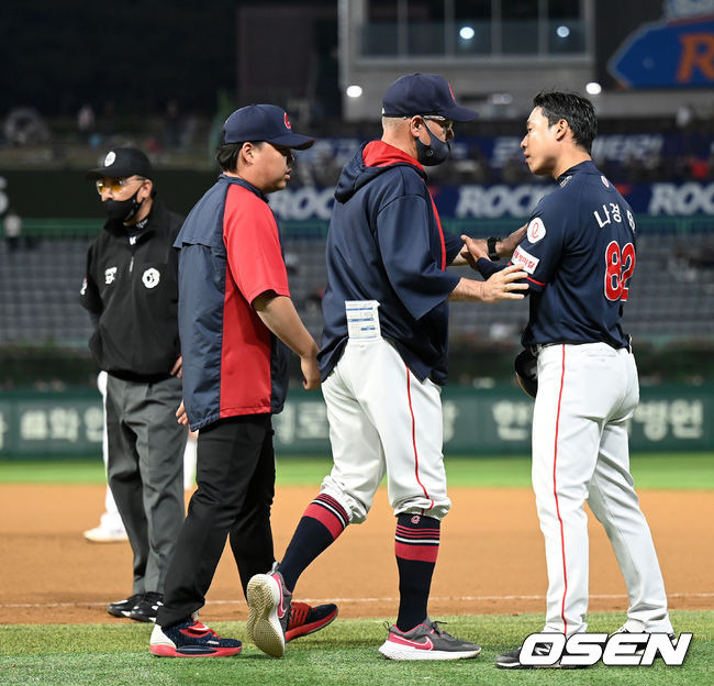 [OSEN=인천, 이대선 기자] 24일 오후 인천 SSG 랜더스필드에서 '2022 신한은행 SOL KBO 리그' SSG 랜더스와 롯데 자이언츠의 경기가 열렸다.9회초 1사에서 롯데 서튼 감독이 1루주자 장두성의 견제사 판정에 항의하는 나경민 코치를 진정시키고 있다. 2022.05.24 /sunday@osen.co.kr