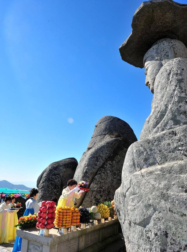 ▲갓바위 부처님은 팔공산 남쪽 관봉(冠峰)의 정상에 모셔진 좌불상이다.Ⓒ경산시