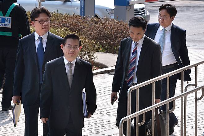 유우성 간첩 조작 사건 2심에 출석하는 이시원, 이현철, 최행관, 이문성 당시 검사(왼쪽부터). ⓒ시사IN 이명익