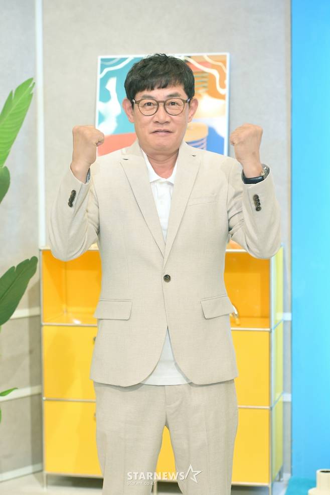 개그맨 이경규가 25일 오후 온라인 생중계로 진행된 KBS 2TV 새 예능 '요즘 것들이 수상해' 제작발표회에 참석해 포즈를 취하고 있다. 자신만의 꽃길을 찾아 나선 수상한 '요즘것들'의 관찰일기 '요즘 것들이 수상해'는 오늘(25일) 첫 방송된다. /사진제공=KBS 2022.05.25 /사진=이동훈 기자 photoguy@