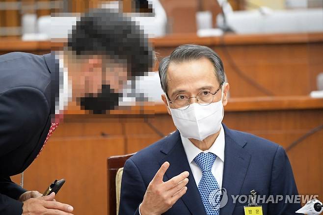 답변준비하는 김규현 국가정보원장 후보자 (서울=연합뉴스) 백승렬 기자 = 윤석열 정부 초대 국가정보원장으로 지명된 김규현 후보자가 25일 서울 여의도 국회에서 열린 인사청문회에서 답변을 준비하고 있다. 2022.5.25 [국회사진기자단] srbaek@yna.co.kr