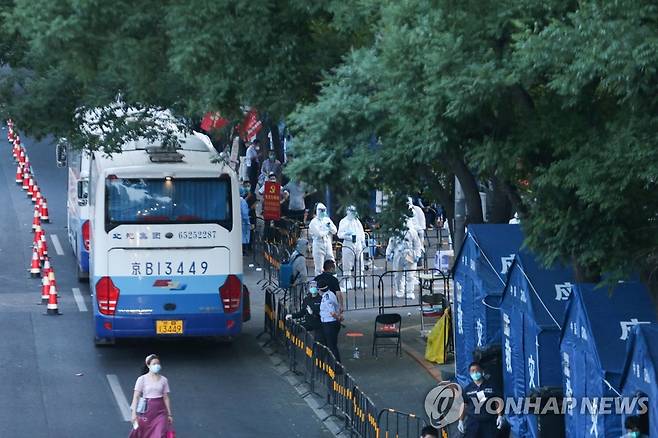 외지의 코로나19 격리시설로 이송되는 베이징 주민들 (베이징 로이터=연합뉴스) 23일 중국 베이징 하이뎬구의 한 주거단지에 집단 격리를 위한 버스들이 대기하고 있다. 베이징시는 이 단지의 전체 주민들을 150여㎞ 떨어진 허베이성 장자커우 충리구에 집중 격리하기로 했다. 2022.5.24 jsmoon@yna.co.kr