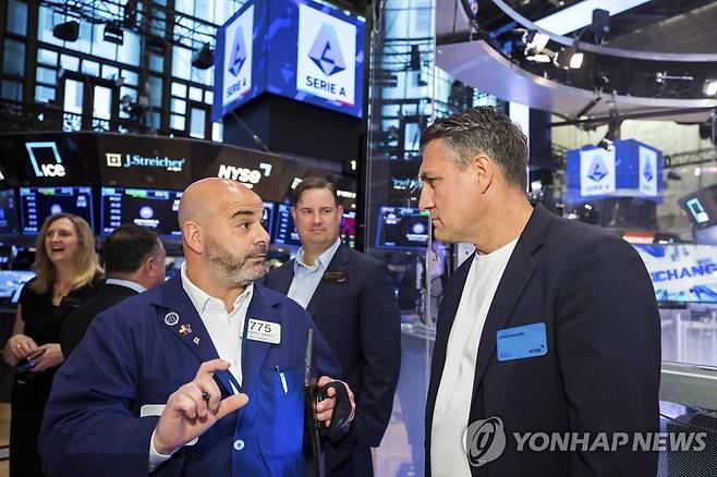 NYSE 입회장 내 트레이더의 모습