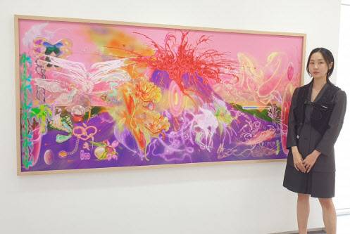 람한 작가가 ‘Souvenir study’(hatchery) 작품에 대해 설명을 하고 있다(사진=이윤정 기자).