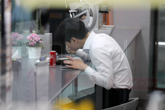 ▲25일 오후 서울 시내 한 편의점에서 직장인이 점심 식사를 하고 있다. (사진=뉴시스)