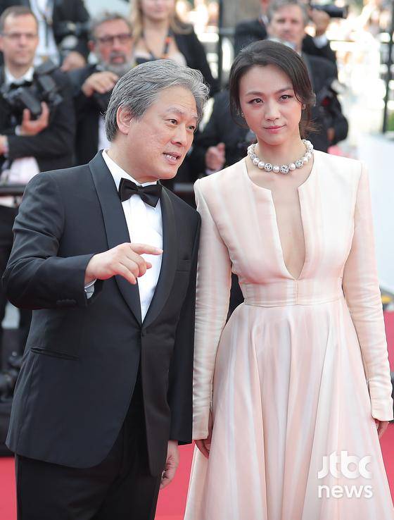 제75회 칸영화제(Cannes Film Festival) 경쟁부문 초청작 '헤어질 결심'의 박찬욱 감독과 탕웨이, 박해일이 23일 오후 6시(현지시간) 뤼미에르 대극장(GRAND THEATRE LUMIERE) 월드 프리미어 상영에 앞서 레드카펫을 밟았다. | 칸(프랑스)=박세완 park.sewan@joongang.co.kr 〈사진=JTBC엔터뉴스〉