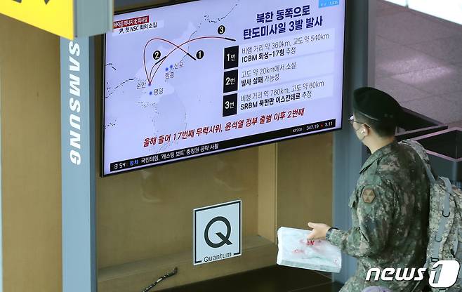 25일 서울역 대합실에서 군 장병이 북한의 미사일 발사 뉴스를 시청하고 있다. 2022.5.25/뉴스1 © News1 장수영 기자