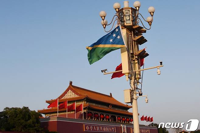 중국 베이징의 천안문 광장에 솔로몬 제도 국기가 펄럭이고 있다. 2019.10.07/뉴스1 © 로이터=뉴스1 © News1 김민수 기자