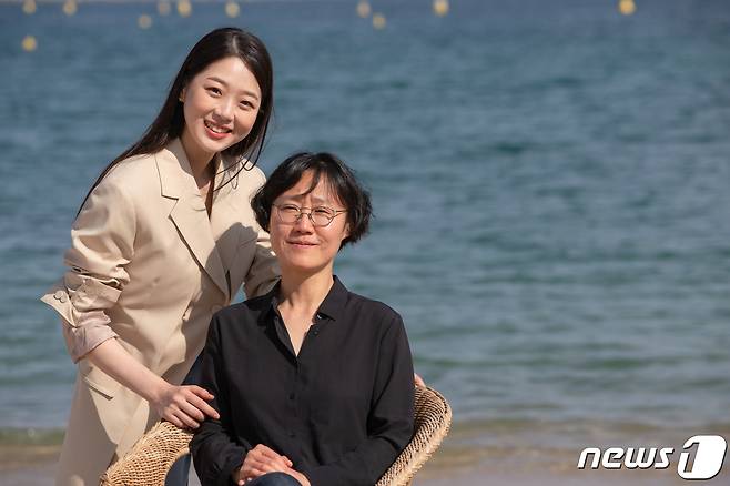 영화감독 정주리와 배우 김시은이 25일 오후(현지시간) 제75회 칸 국제영화제가 열리고 있는 프랑스 남부 칸 ‘팔레 데 페스티벌’(Palais des Festivals) 영화진흥위원회(KOFIC) 부스에서 비평가주간 폐막작에 선정된 영화 ’다음 소희’ 인터뷰 사진 촬영을 하고 있다. 2022.5.26/뉴스1 © News1 이준성 프리랜서기자