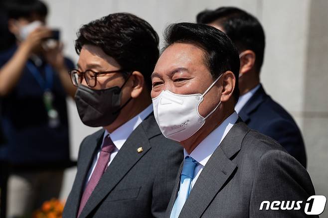 윤석열 대통령이 지난 16일 서울 여의도 국회에서 코로나19 손실보상을 위한 추가경정예산(추경)안 시정연설을 마친 후 국회 본관을 나서고 있다. (공동취재) 2022.5.16/뉴스1 © News1 유승관 기자