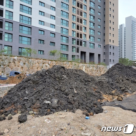 광주 동구 계림2구역 재개발 공사현장에 하수구 슬러지가 놓여져 있다.(학동화정동참사 대책위 제공)/뉴스1 DB © 뉴스1