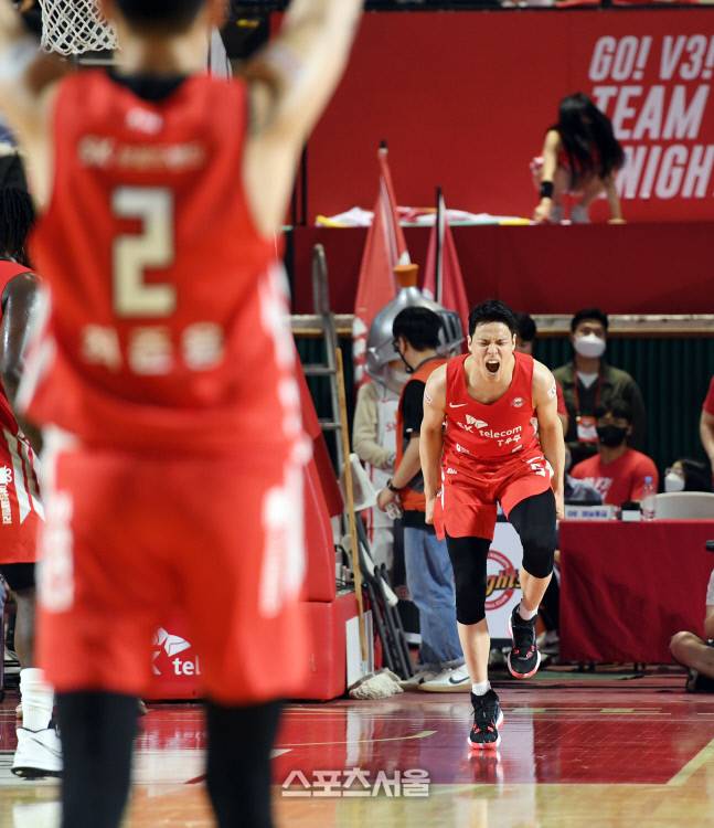 SK 김선형이 2일 잠실학생체육관에서 열린 2021-2022 프로농구 KGC와의 챔피언결정전 1차전에서 속공 득점을 한 뒤 기뻐하고 있다. 2022. 5. 2. 잠실학생 | 박진업기자 upandup@sportsseoul.com