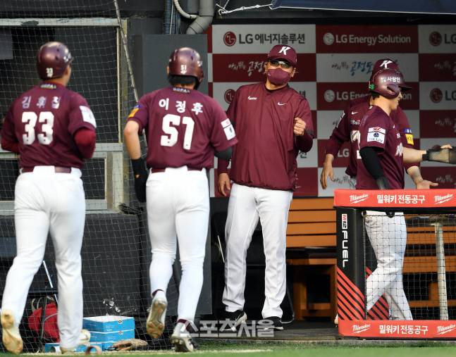 키움 홍원기 감독이 26일 잠실야구장에서 열린 KBO리그 LG와 경기 3회초 1사만루 송성문 2루타 때 주자들이 들어오자 하이파이브를 하고 있다. 2022. 5. 26.잠실 | 최승섭기자 thunder@sportsseoul.com