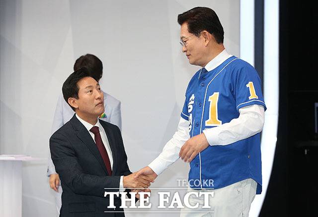토론회 앞두고 악수하는 오세훈 국민의힘(왼쪽), 송영길 더불어민주당 서울시장 후보.