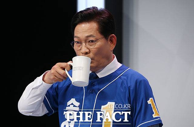 토론회 앞두고 물 마시는 송영길 후보.