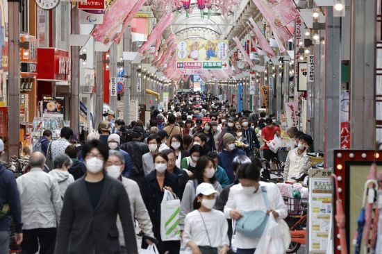 일본 도쿄 시나가와구의 상점가에서 일본 시민들이 마스크를 쓰고 걸어가고 있다. /사진=연합뉴스