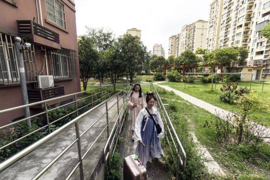 중국 전통 의상을 입는 등 자국 문화에 대한 자부심이 남다른 중국의 Z세대. (출처= 블룸버그)