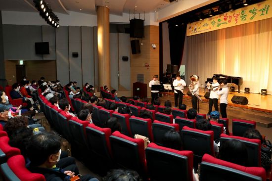 지역 주민들이 한국수력원자력 고리원자력본부가 기장군 고리스포츠문화센터에서 개최한 ‘제69회 수요행복음악회’를 감상하고 있다.