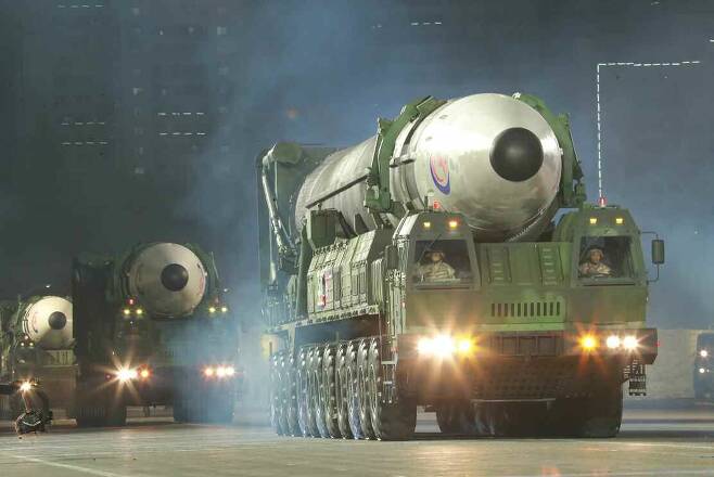 북한이 25일 화성 17형으로 추정되는 ICBM을 포함한 탄도미사일 3발을 발사했다. 사진은 화성 17형. /조선중앙통신 뉴스1