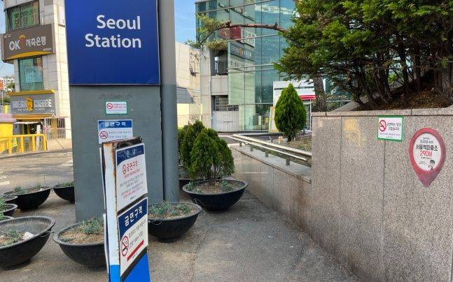 서울역으로 올라가는 계단 밑에 담배꽁초가 버려져 있다. ⓒ데일리안