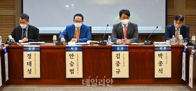 지난 25일 열린 '여수・광양항 해운물류 미래비전 국회 토론회'에서 토론 패널들이 발언하고 있다. ⓒ배군득 기자