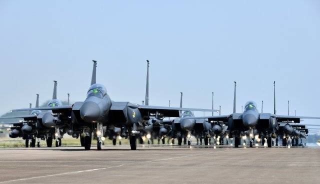 공군이 24일 전투기 수십 대를 동원해 ‘엘리펀트 워크(Elephant Walk)’ 훈련을 하고 있다. 엘리펀트 워크는 여러 대의 전투기가 최대 무장을 장착하고 밀집 대형으로 이륙 직전 단계까지 지상 활주하는 훈련으로, 대북 억제 수단 가운데 하나다. 합동참모본부 제공