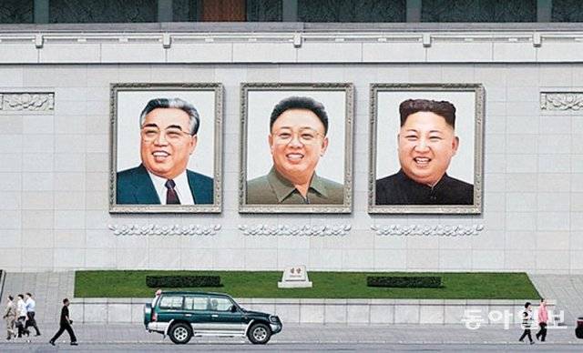 평양 김일성광장 주석단에 내걸린 김씨 3부자의 초상화. 김씨 왕조의 3대 세습에 위협이 되는 ‘곁가지’ 핏줄은 단호하게 제거돼 왔다. 동아일보DB