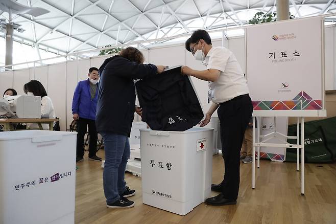 선관위 직원들이 사전투표소 투표함를 설치하고 있다. 인천공항/김명진 기자