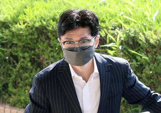 한동훈 법무부 장관이 25일 오전 경기 정부과천청사로 출근하고 있다. 뉴스1