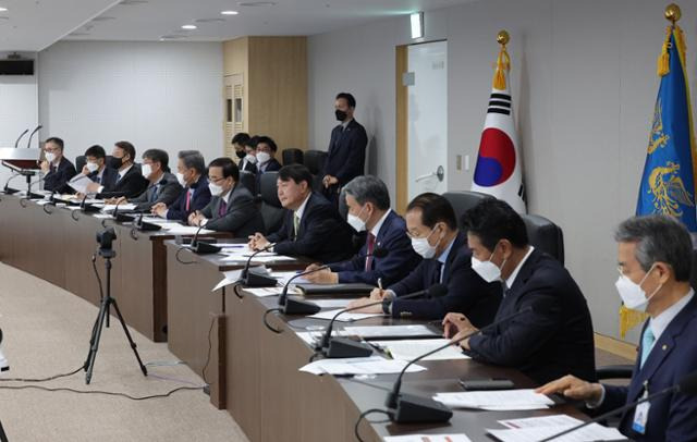 윤석열 대통령이 25일 오전 서울 용산 대통령실 청사에서 국가안전보장회의(NSC)를 주재하고 있다. 북한의 탄도미사일 발사 이후 윤 대통령이 직접 주재하는 첫 NSC다. 대통령실 제공