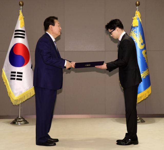 윤석열(왼쪽) 대통령이 26일 정부세종청사에서 한동훈 법무부 장관에게 임명장을 수여하고 있다. 뉴시스