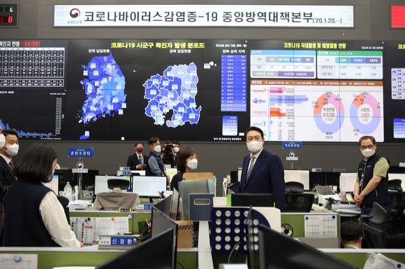 윤석열 대통령이 26일 오후 충북 청주시 흥덕구 오송읍 질병관리청을 방문, 백경란 질병관리청장과 긴급상황센터 내 긴급상황실을 둘러보고 있다. 2022.5.26 [사진=대통령실]