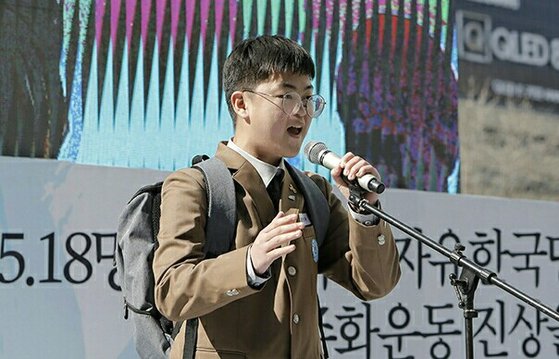 2019 년 2월 당시 고등학생이었던 김경주 시의원 예비후보가 ‘ 5.18  망언 규탄 집회’에 참석해 발언하고 있다. 본인제공